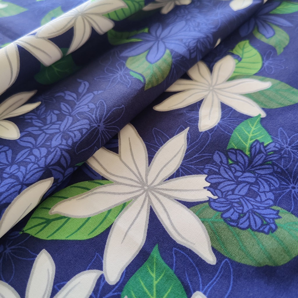 Tissu tahitien en coton, motifs fleurs de tiaré blanches sur fond bleu marine. Tissu plié - Expédié depuis la France - Dernier coupon