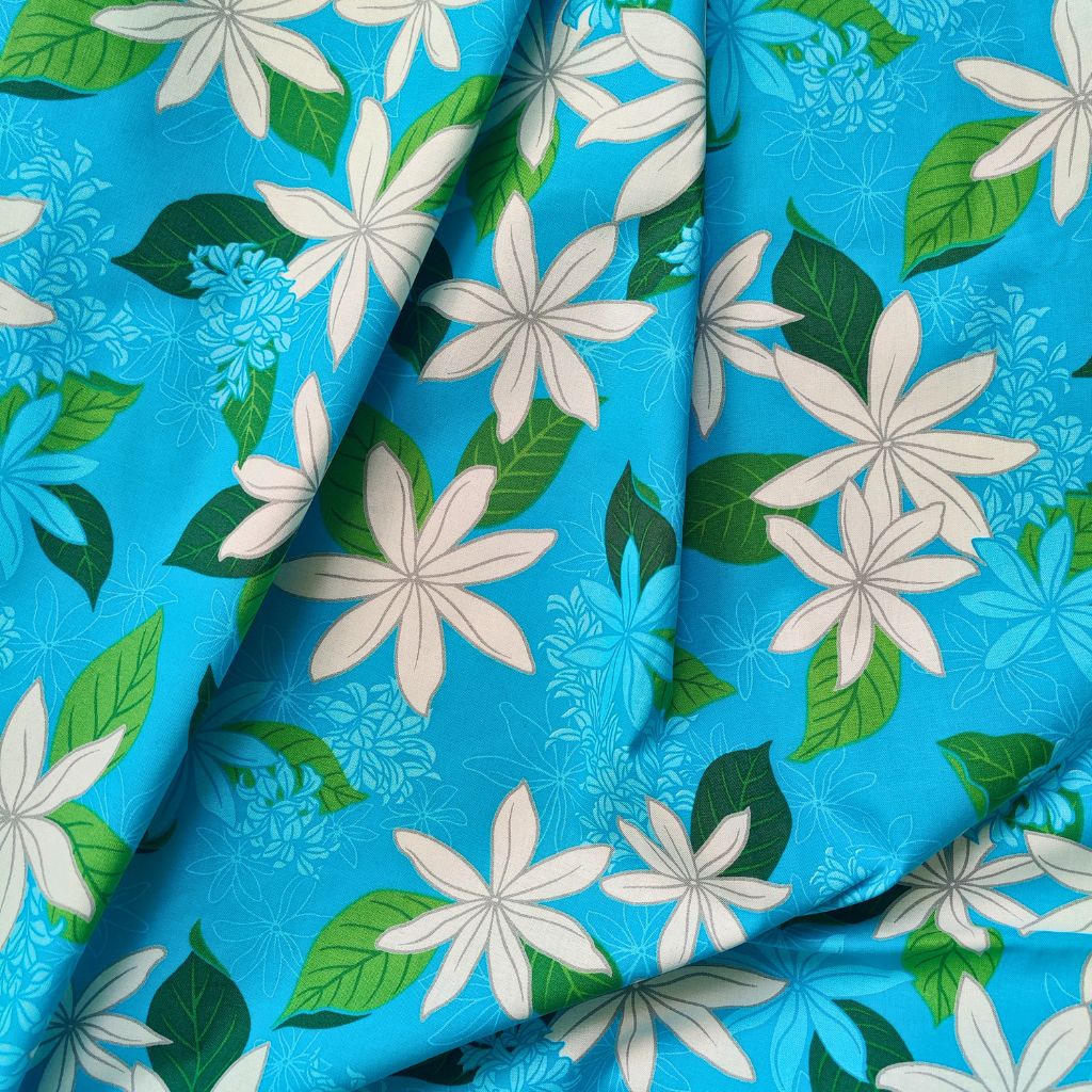 Tissu tahitien fleurs de tiaré blanches sur fond turquois. Dernier coupon disponible.