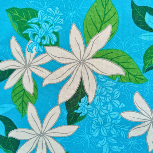 zoom sur Tissu tahitien fleurs de tiaré blanches sur fond turquoise. Edition limitée. Aucun réassort.