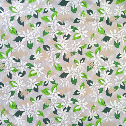 Tissu tahitien en coton, motifs fleurs de tiarés blanches sur fond gris perle. Métrage limité sur Couleurs du fénua