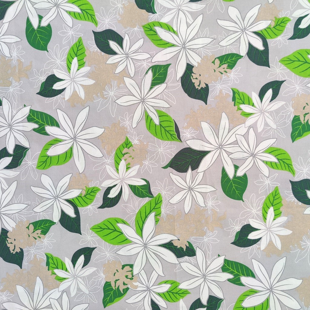 Tissu tahitien en coton, détails des motifs fleurs de tiarés blanches sur fond gris perle. Aucun réassort. Métrage limité sur Couleurs du fénua