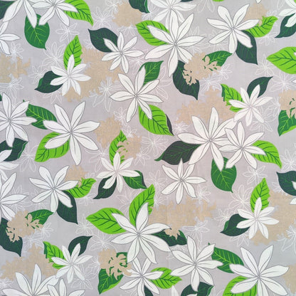 Tissu tahitien en coton, détails des motifs fleurs de tiarés blanches sur fond gris perle. Aucun réassort. Métrage limité sur Couleurs du fénua