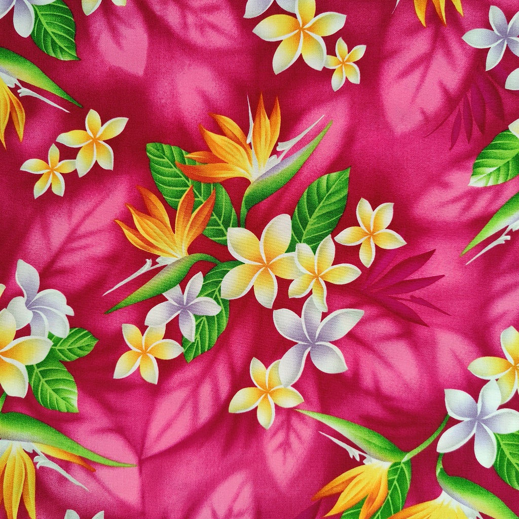 Tissu tahitien en coton, détails des motifs frangipaniers et oiseaux de paradis jaune et blanc sur fond rose fuschia. Edition limitée. Stock limité