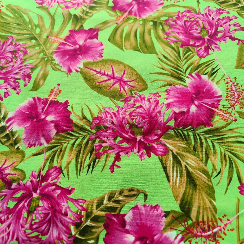 Tissu tahitien en coton motifs hibiscus rose de Chine et monstera, rose sur fond vert anis Détails du tissu