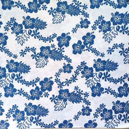 Tissu tahitien en coton, fleurs hibiscus et tiaré bleu sur fond blanc lumineux - Edition limitée
