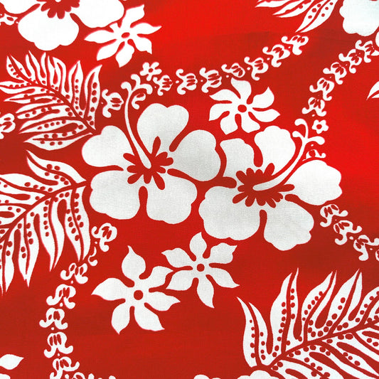 Tissu tahitien en coton, zoom sur les motifs hibiscus, fougères et tiarés blanches sur fond rouge vif. Edition limitée, dernier coupon.