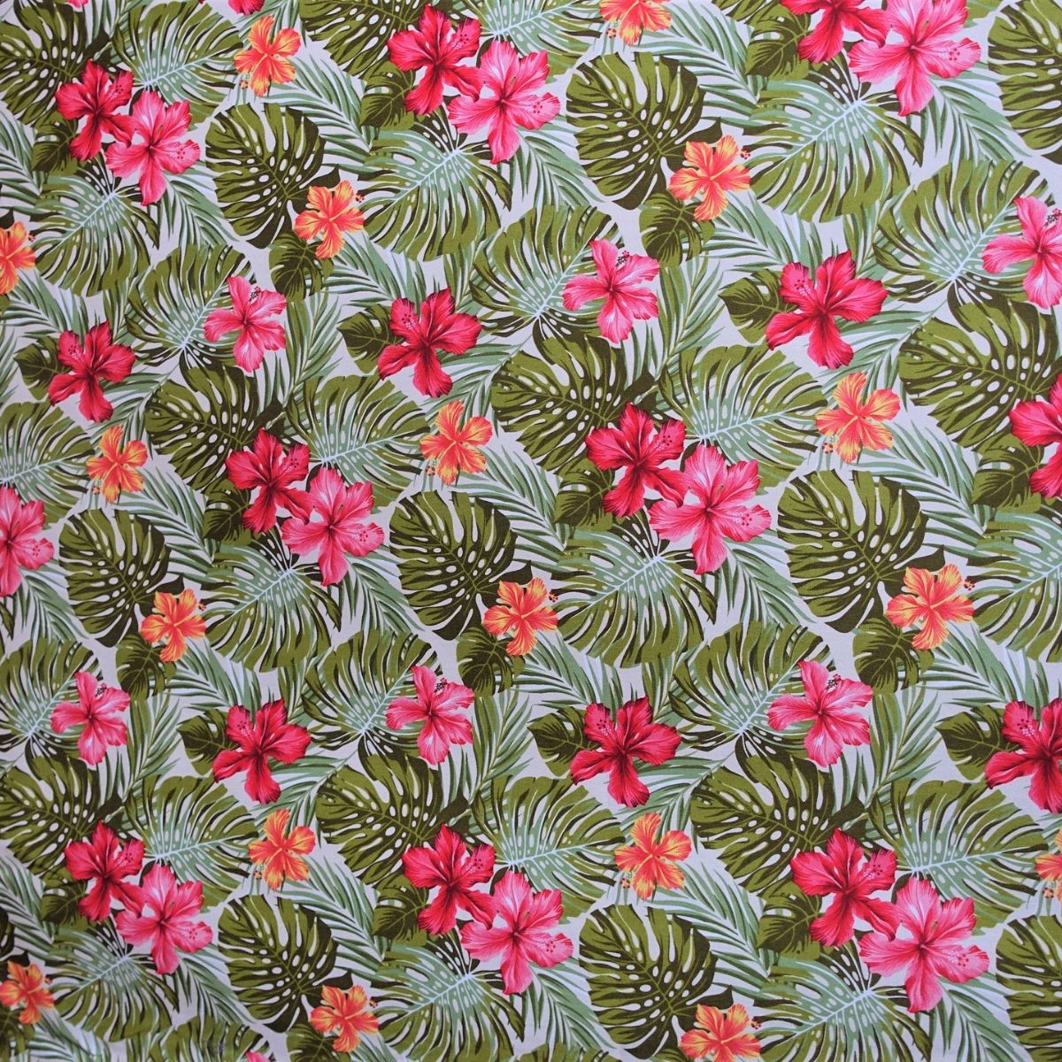 Tissu tahitien en coton, motifs hibiscus et monstera, couleurs rose et vert sur fond beige. Edition limitée aucun réassort.