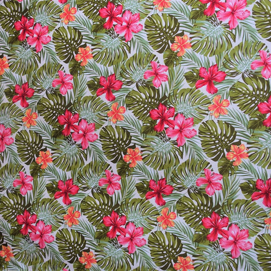 Tissu tahitien en coton, motifs hibiscus et monstera, couleurs rose et vert sur fond beige. Edition limitée aucun réassort.