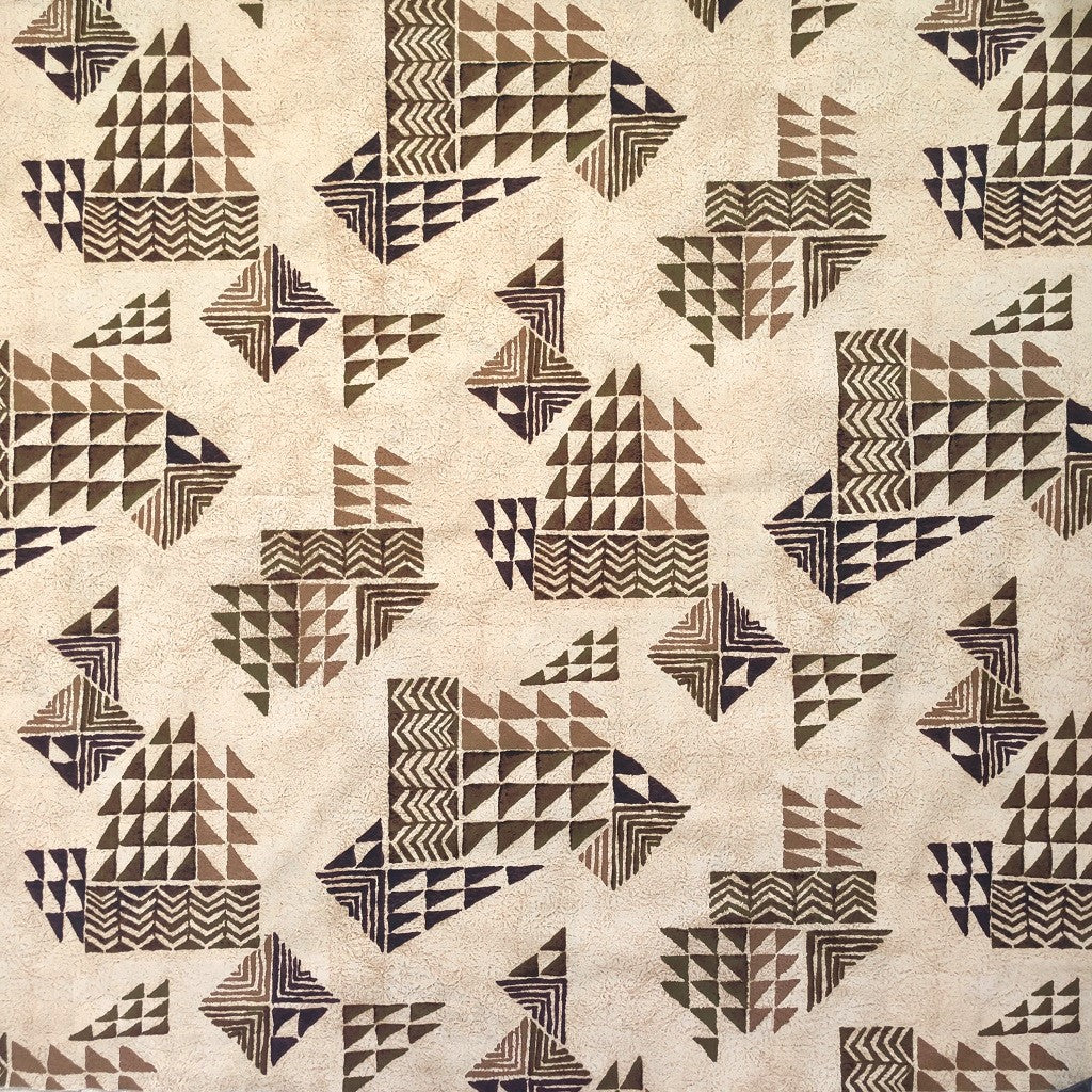 Tissu tahitien en coton, motifs tatouages géométriques marrons sur fond beige - Dernier métrage