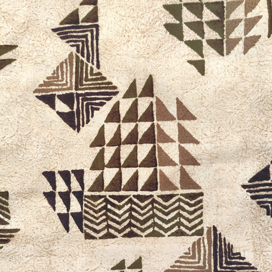 Tissu tahitien en coton, zoom sur les motifs tatouages géométriques marrons sur fond beige - Aucun réassort
