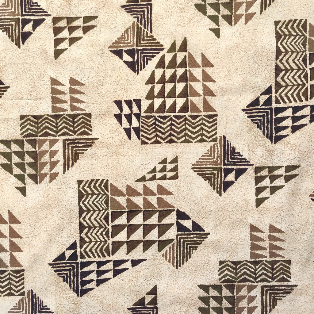 Tissu tahitien en coton, détails des motifs marquisiens  géométriques marrons sur fond beige - Dernier métrage