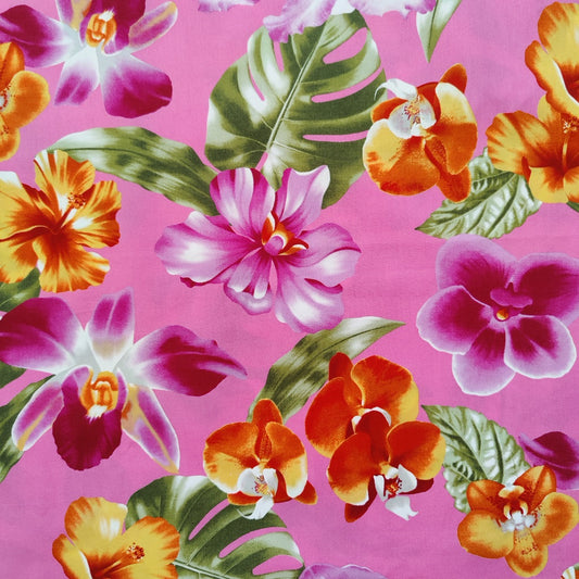 Tissu tahitien en coton, détails des motifs orchidées et hibiscus orange et violet sur fond rose. Edition limitée. Vendu en coupon.