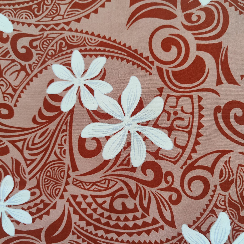 Zoom sur le tissu tahitien en coton avec des motifs tatouages et tiaré blanc et marron