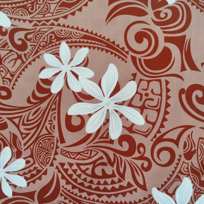 Zoom sur le tissu tahitien en coton avec des motifs tatouages et tiaré blanc et marron