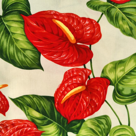 Détails  tissu tahitien Anthurium rouge sur fond beige Tissu fibranne fluide et légère Laize 150 cm