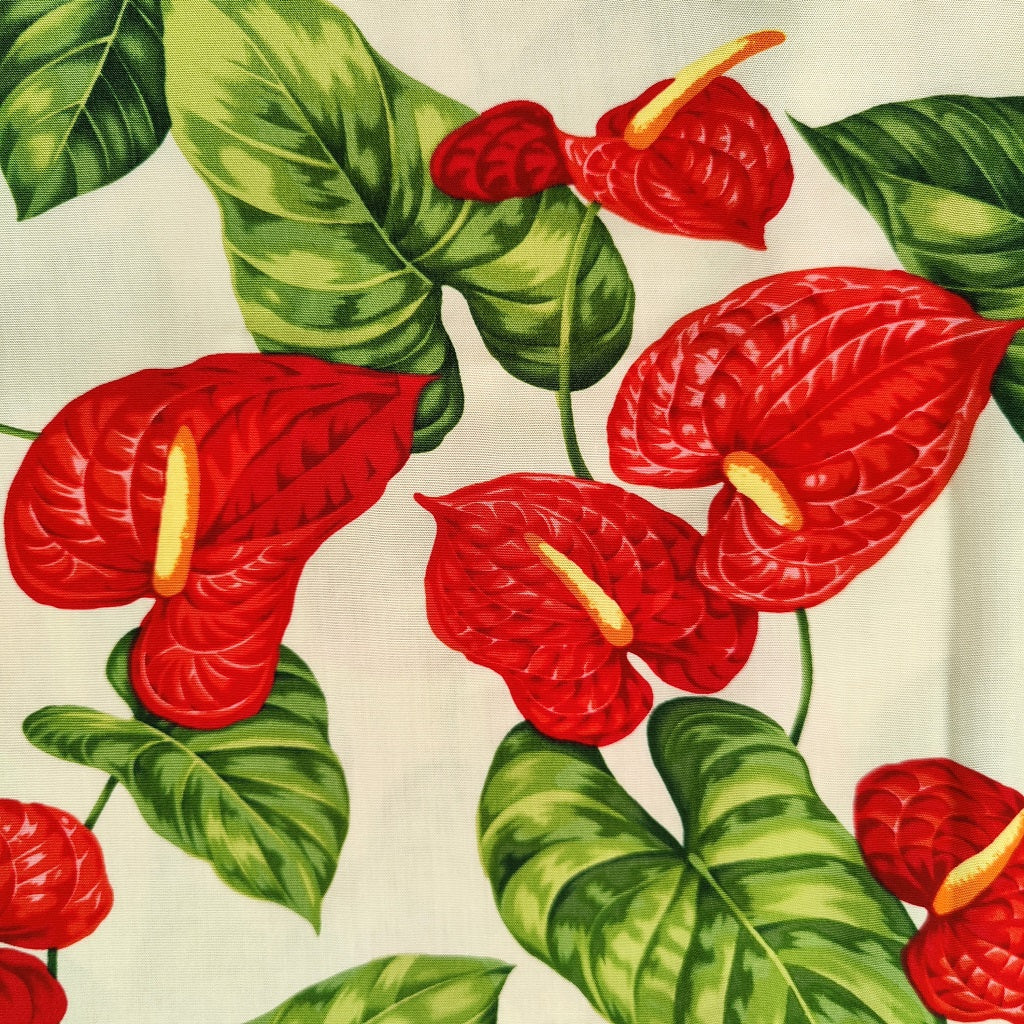 Zoom sur tissu tahitien Anthurium rouge sur fond beige Tissu 100% fibranne fluide et légère Edition limitée