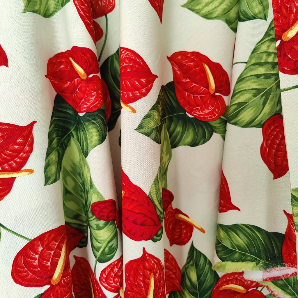 Tissu tahitien anthurium rouge sur fond beige clair matière fibranne idéal pour robes fluides kimonos chemises Métrage limité