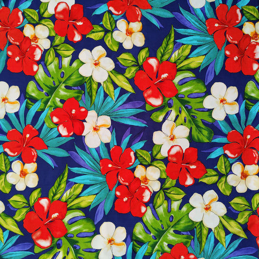 Tissu tahitien fibranne présenté à plat motifs hibiscus rouge et blanc et feuillage turquoise sur fond bleu nuit