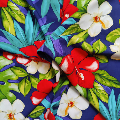 Gros plan sur tissu tahitien en fibranne motifs hibiscus rouge et monstera