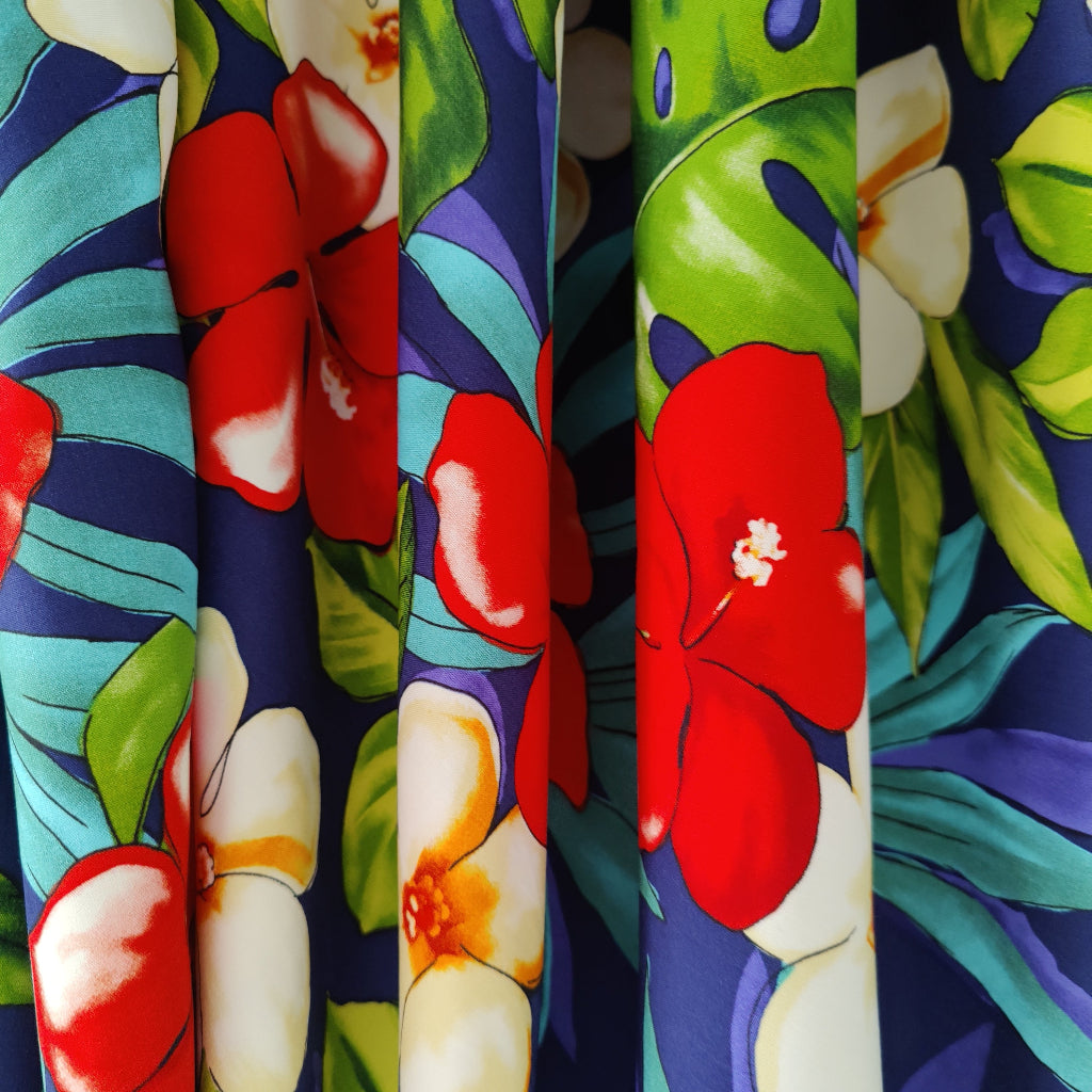 Tissu tahitien en fibranne fluide et légère aux motifs hibiscus et monstera parfait pour l'été