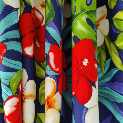 Tissu tahitien en fibranne fluide et légère aux motifs hibiscus et monstera parfait pour l'été