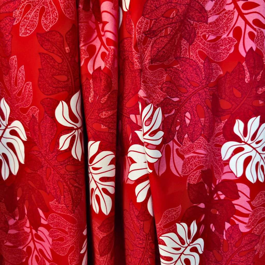 Tissu tahitien en coton monstera tropical rouge et blanc - vue du  tombant du tissu 