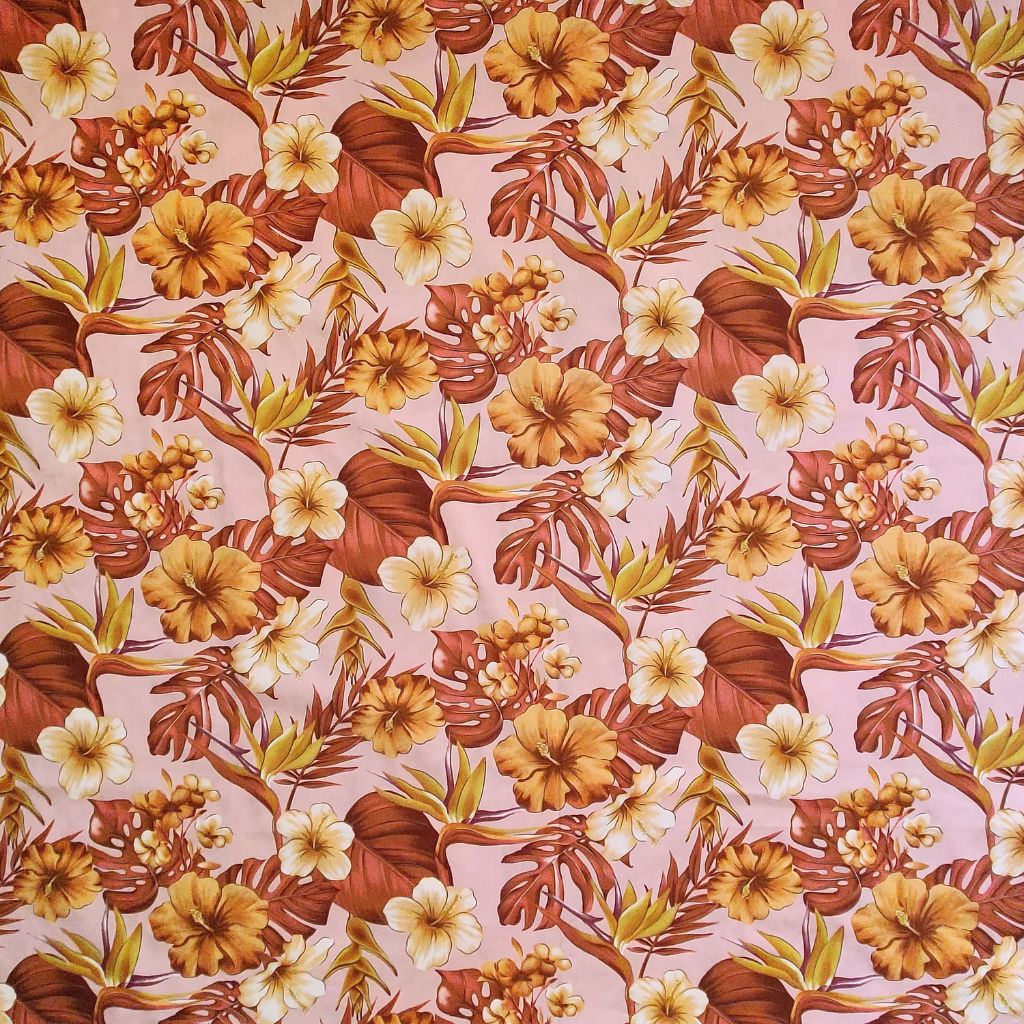 Tissu tahitien en coton, motifs hibiscus monstera et oiseaux de paradis marron sur fond rose poudré. Stock limité.