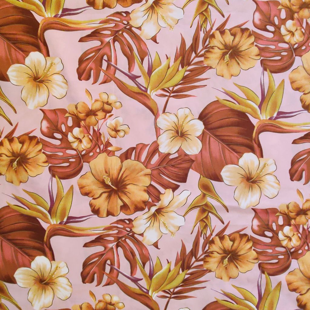 Tissu tahitien en coton, détails des motifs hibiscus monstera et oiseaux de paradis marron sur fond rose poudré. Stock limité. aucun réassort.