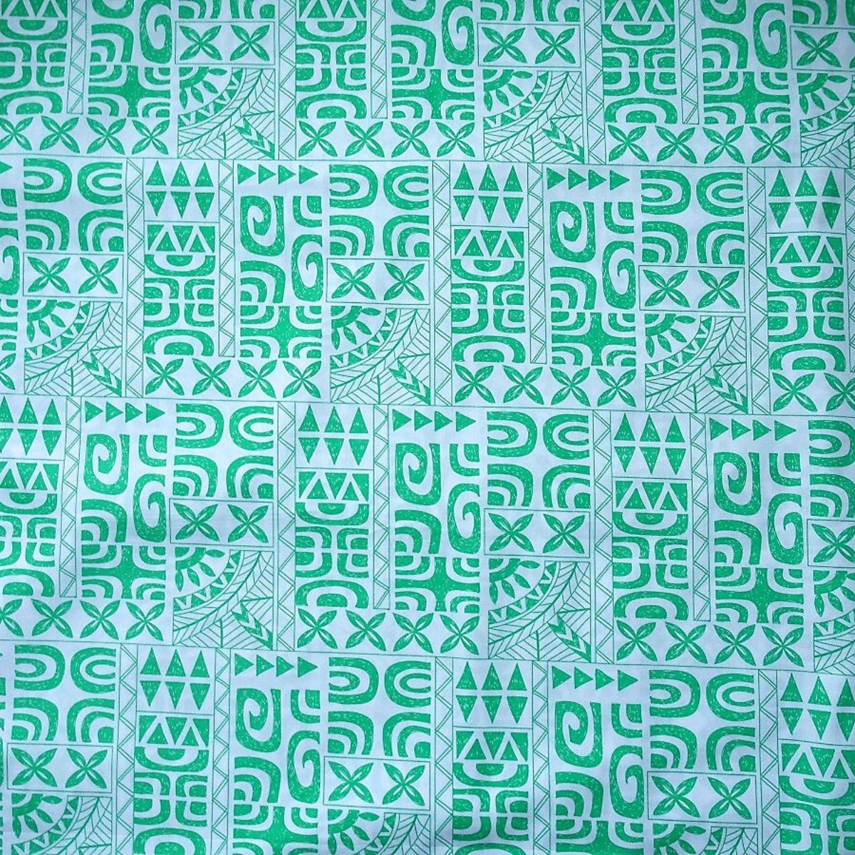 Tissu coton Tatouages polynésiens vert d'eau blanc motifs géométriques traditionnels Couleurs du Fénua