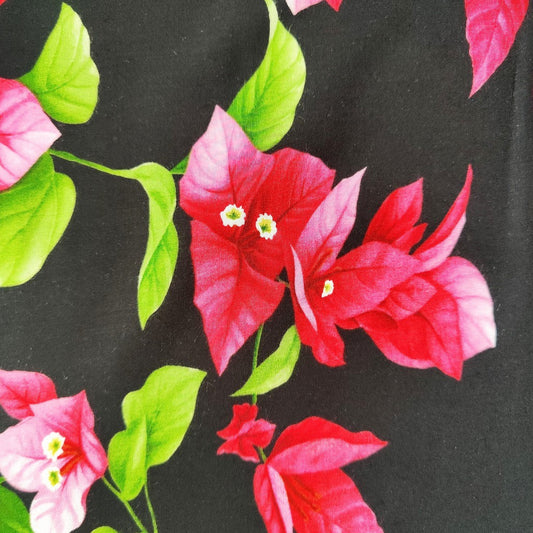 zoom sur tissu tahitien fibranne bougainvilliers rose sur noir lumineux parfait pour robes fluides ou kimono