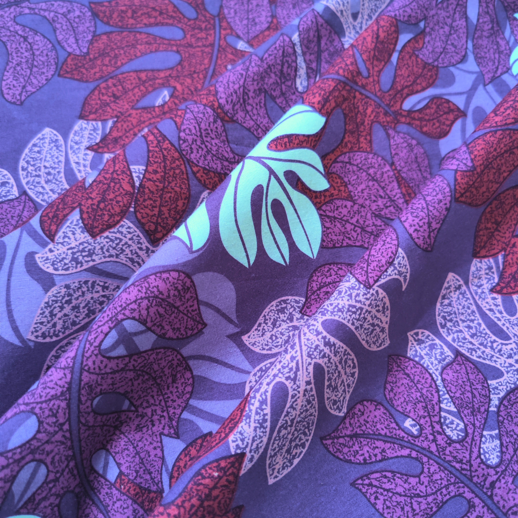 Zoom sur tissu polynésien monstera violet et blanc en coton - 115cm de laize